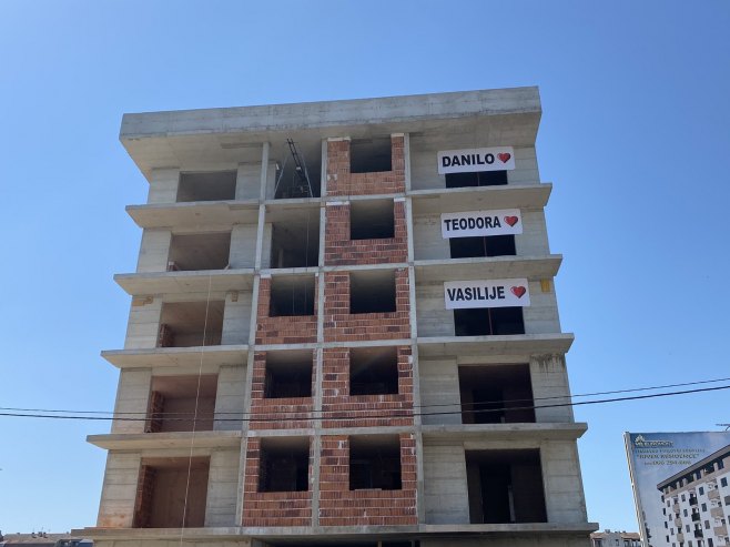 Završena humanitarna akcija za djecu stradalog sveštenika iz Dervente i njegove supruge - tri stana za troje djece
