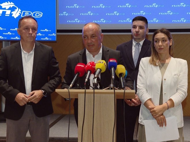 Igor Crnadak sa saradnicima - Foto: RTRS