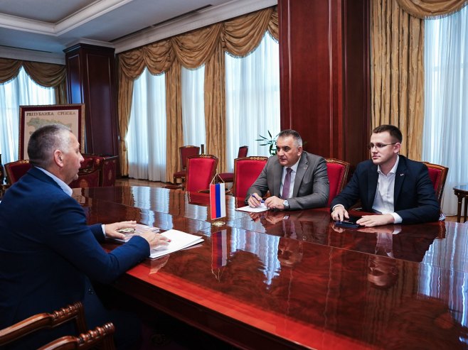Minić sa načelnikom opštine Ljubinje (Foto: x.com/Vlada_Srpske) - 