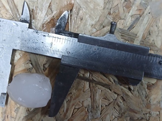Nevrijeme u Trebinju nanijelo štetu na voću i povrću (FOTO/VIDEO)