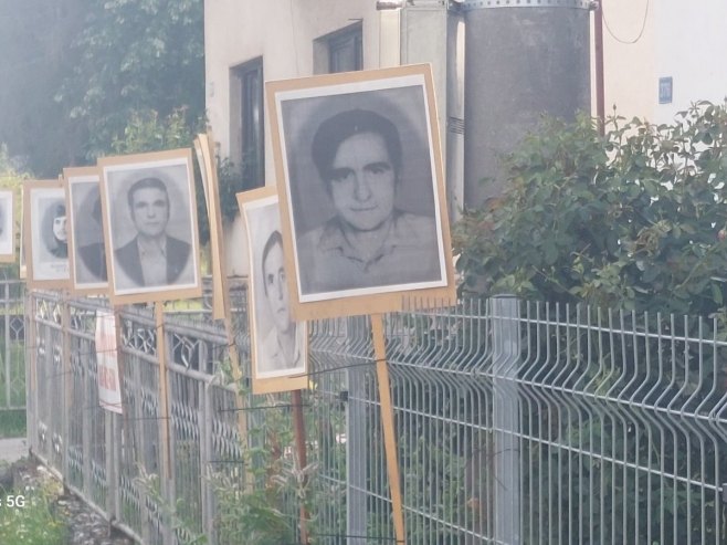 Postavljene slike u Bratuncu Postavljene slike u Bratuncu - Foto: RTRS