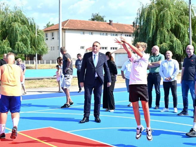 Šamac: U srednjoškolskom centru "Nikola Tesla" završena izgradnja i opremanje košarkaškog igrališta