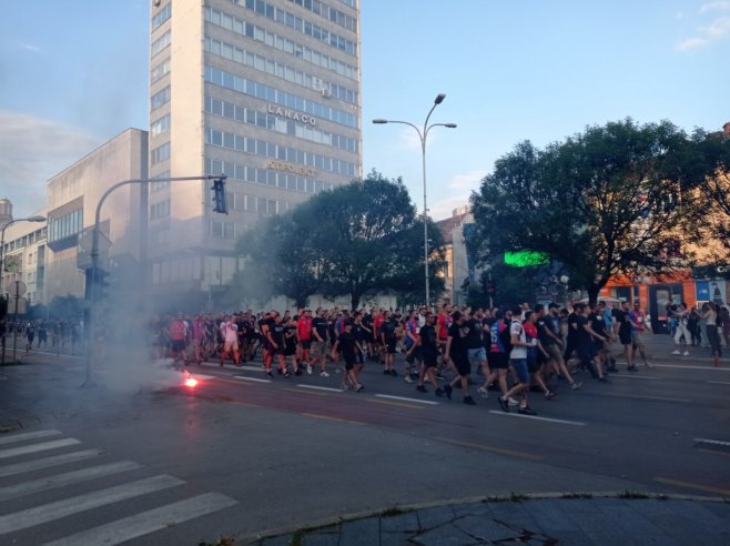Navijači Borca pristižu na Trg Krajine povodom obilježavanja 100 godina postojanja kluba (FOTO)