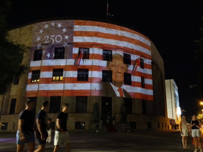 Palata Republike u bojama američke zastave (FOTO)
