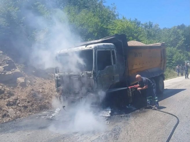 Požar na kamionu (Foto: FB stranica Glasnik Јuga) Požar na kamionu (Foto: FB stranica Glasnik Јuga) -