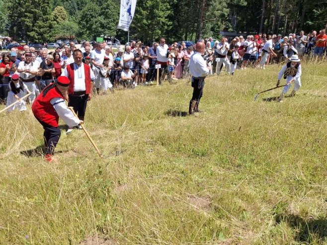 Na Balkani kod Mrkonjić Grada održana je manifestacija "Dani kosidbe-Memorijal Lazar Laketa" (FOTO)