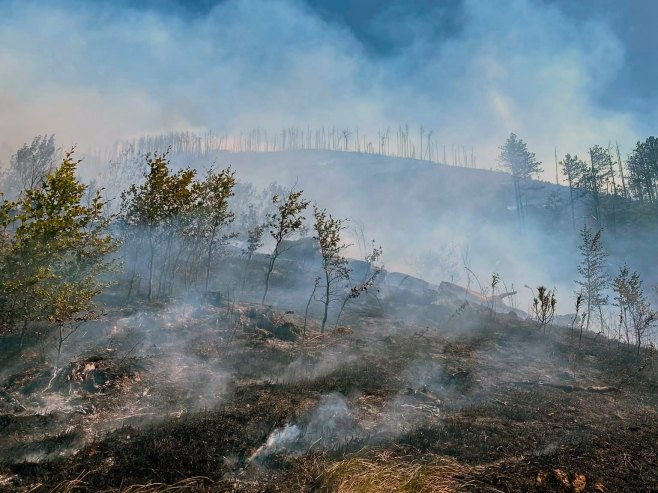 Vatra zahvatila minsko polje u Mostaru, odjekuju detonacije (FOTO)