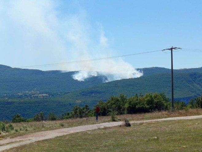 Drvar: Vatra bukti treći dan, gori minsko polje, ugroženo dvadesetak domaćinstava