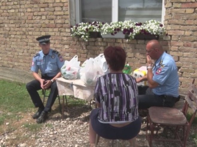 Policajci iz Nove Topole prikupili novac za pomoć samohranoj majci troje djece (VIDEO)