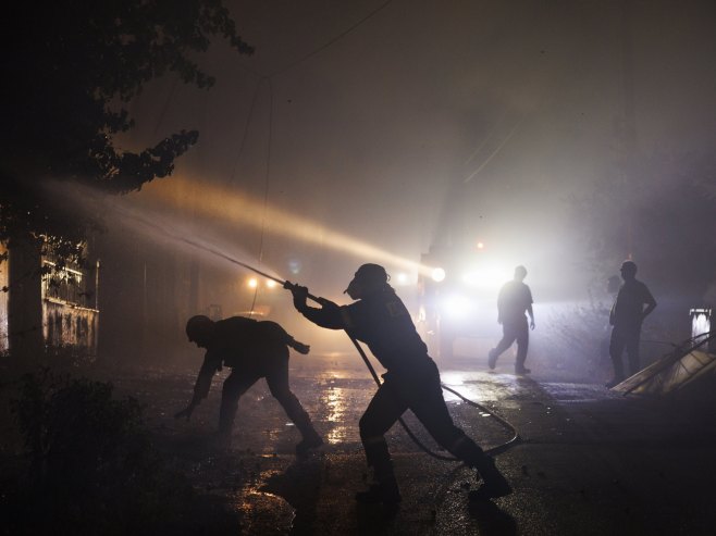 Veliki požar se proširio iz Hrvatske, kuće odbranjene