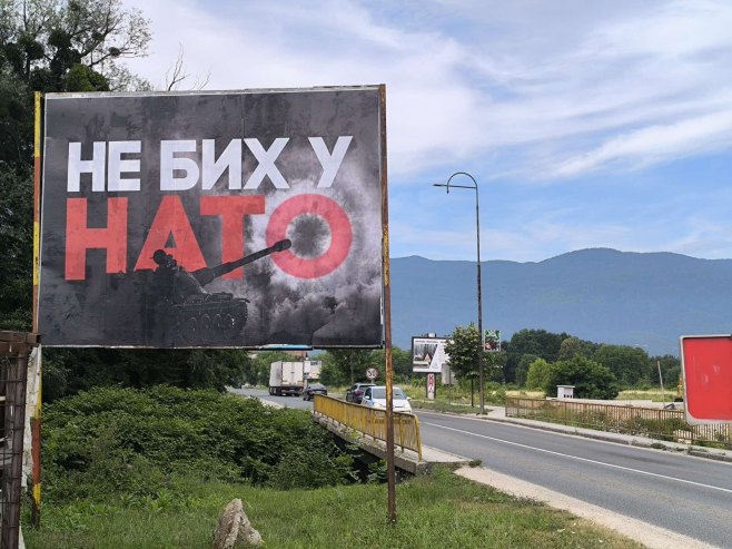 Istočno Sarajevo: Na više lokacija postavljeni plakati "Ne BiH u NATO" (FOTO)
