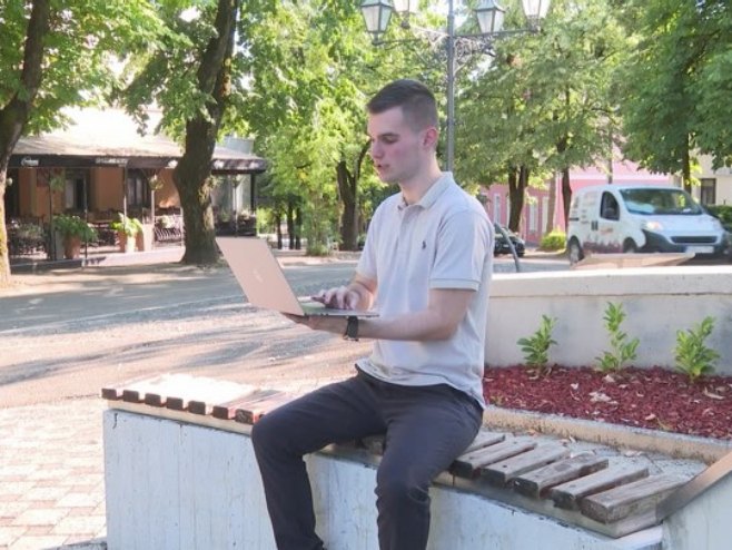 Student iz Prnjavora Teo Milanković razvio platformu "učim.online" (VIDEO)