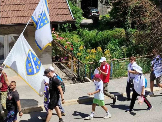 Učesnici tzv. marša mira sa bijelim zastavama sa ljiljanima; Srpski narod nije reagovao na ove provokacije (FOTO)