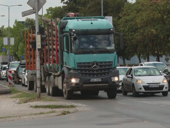 Kilometarske kolone, gužve, svi rokovi probijeni, ugrožena bezbjednost pješaka - svakodnevica Banjalučana