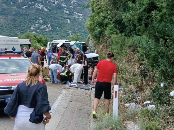 Kombi sletio sa puta kod Kotora, jedno lice poginulo, 17 povrijeđenih