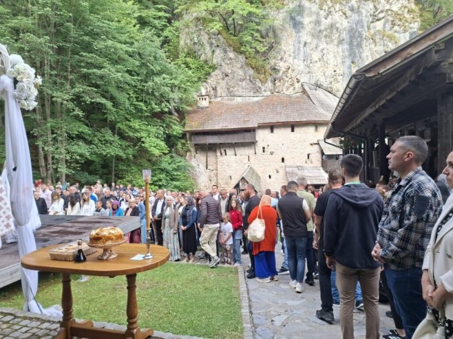 Slava manastira Crna reka u Tutinu (foto: srpskopitanje.com) Slava manastira Crna reka u Tutinu (foto: srpskopitanje.com) -