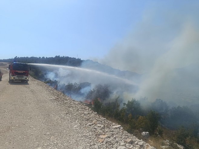 Manji požar kod Hercegovačke Gračanice, situacija stabilna (FOTO)