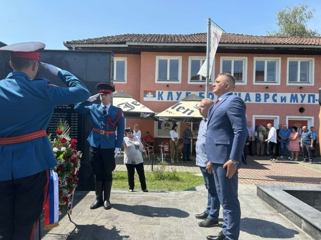 Minić u Šipovu položio vijenac kod Centralnog spomen-obilježja