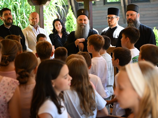 Patrijarh Porfirije posjetio letnju duhovnu školu na Avali