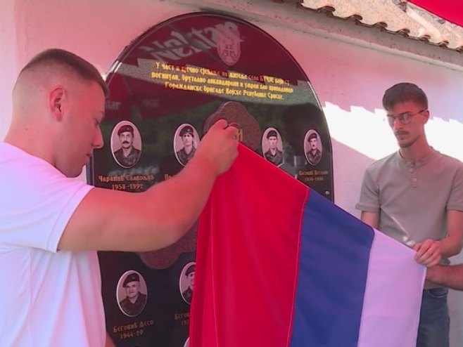 U Novom Goraždu otkrivena spomen-ploča ubijenim Srbima (VIDEO)