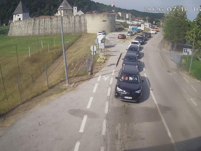 Duge kolone vozila na više graničnih prelaza