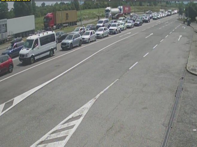 Gužve na prelazima sa Hrvatskom i Crnom Gorom; Na Bajakovu kolona duga 10 kilometara