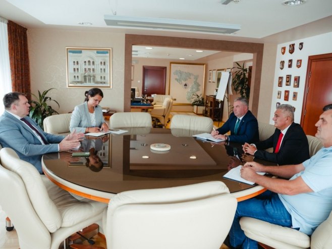 Budimir sa predstavnicima Sindikata radnika unutrašnjih poslova Budimir sa predstavnicima Sindikata radnika unutrašnjih poslova - Foto: Ustupljena fotografija