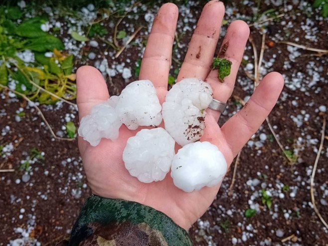 Snažno nevrijeme pogodilo dijelove opštine Nevesinje (FOTO)