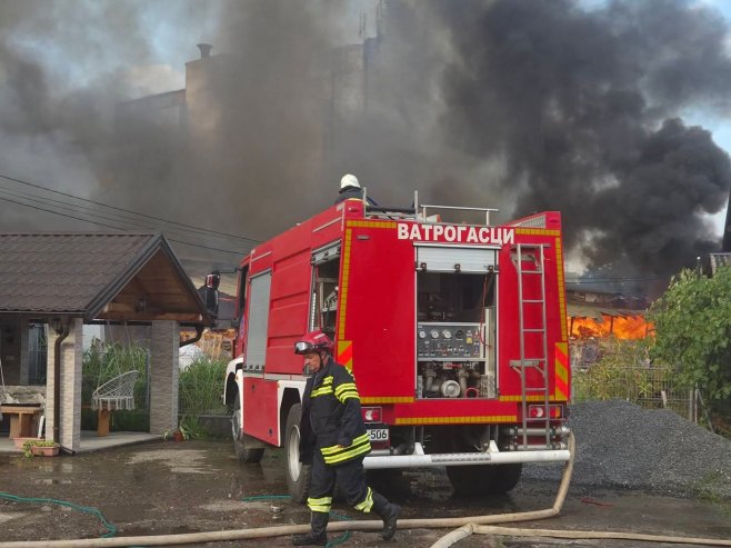 Modriča: Požar uspješno lokalizovan; Pričinjena velika materijalna šteta (FOTO/VIDEO)