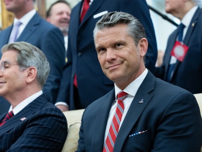 Hegset: Nastavljaju se američki vojni napori da vode brodove kroz Ormuski moreuz