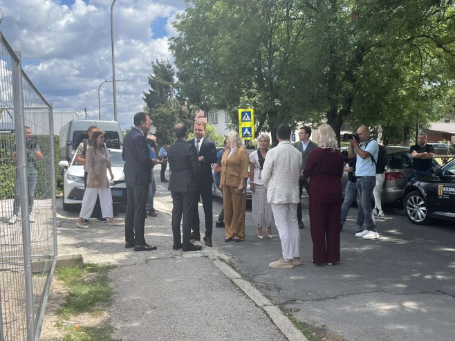 Stanivuković u kampanji prije kampanje: Umjesto "kula i gradova", građani još uvijek sanjaju vodu