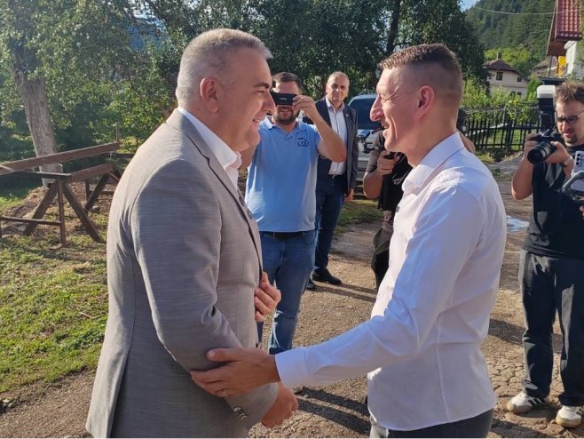 Minić u posjeti porodici - Foto: RTRS