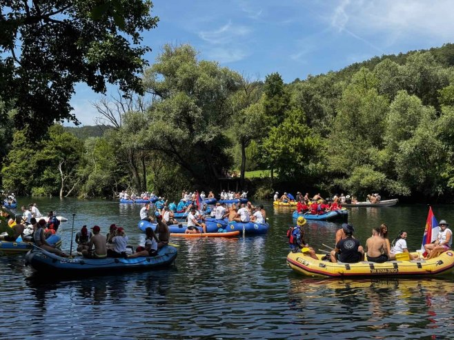 Sa velikim brojem čamaca i učesnika startovala Unska regata (VIDEO)