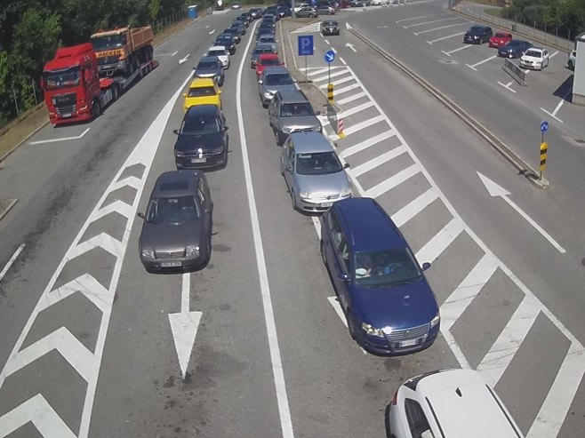 Pojačana frekvencija vozila na ulazu i izlazu iz BiH na većini prelaza