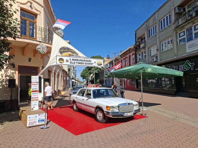 Više od 100 oldtajmera u defileu u Šamcu (FOTO)