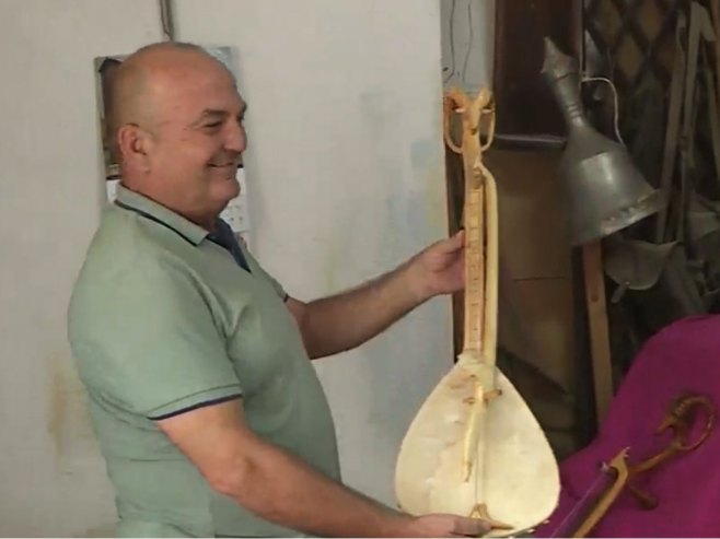 Drago Tamindžija iz Nevesinja penzionerske dane posvetio velikom hobiju - drvodeljstvu (VIDEO)