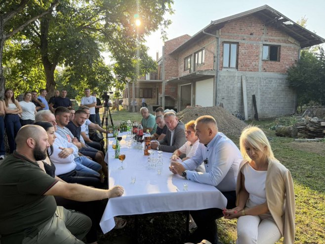 Minić u Kukuljama kod Srpca posjetio višečlanu porodicu Šarić: Iz Fonda solidarnosti za rekonstrukciju kuće 130.000 KM