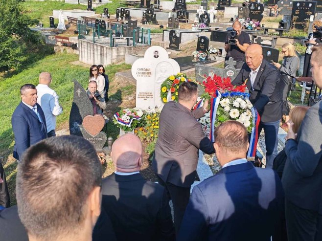 Položeni vijenci na grob Slobodana Stojanovića - 34 godine od zločina bez presedana (FOTO)
