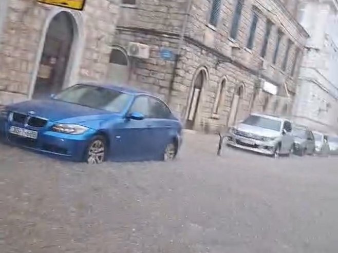 Nevrijeme u Trebinju praćeno obilnom kišom (FOTO)