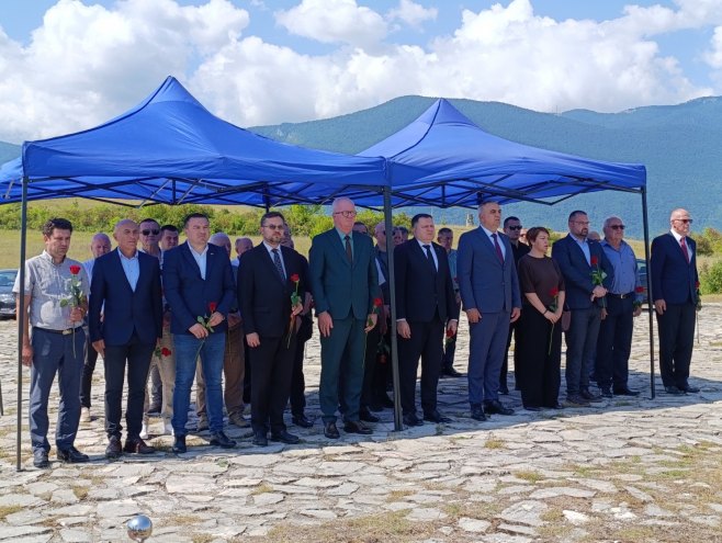 Položeni vijenci i cvijeće kod spomenika u Spomen-parku u Garavicama; Prisustvuju Minić i Budimir (FOTO/VIDEO)