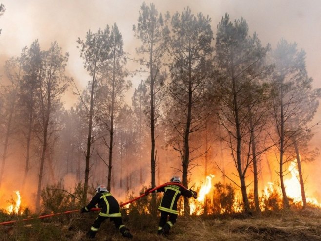 Francuska: Vatrogasci vode bitku s vremenom, najavaljen novi toplotni talas (FOTO/VIDEO)