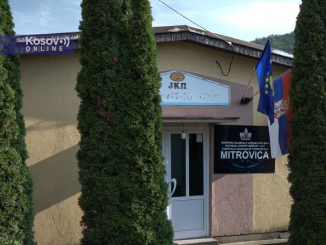 Zastava samoproglašenog Kosova na zgradi komunalnog preduzeća u Leposaviću