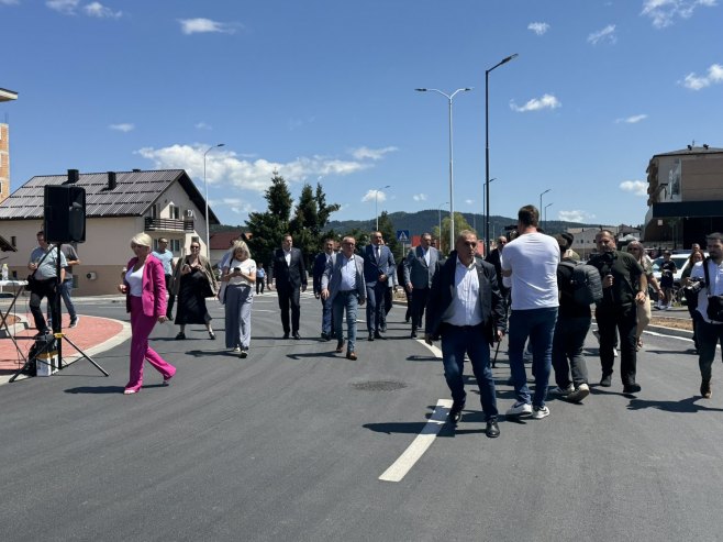 Zvaničnici Srpske u Palama, zvanično puštanje u saobraćaj kružne raskrsnice vrijedne milion KM (FOTO)