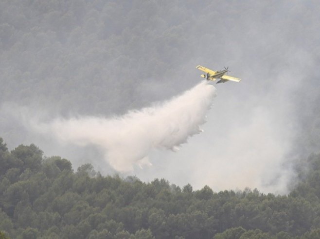 Gašenje požara u Francuskoj (Foto: EPA/Andreu Esteban) - 