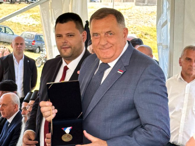 Kovačević uručio spomenice patrijarhu Porfiriju i Dodiku (FOTO)