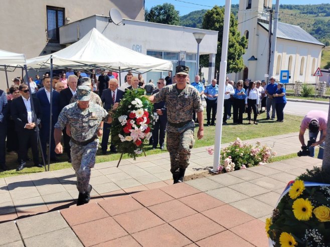 Trnovo: Položeni vijenci kod Centralnog spomenika - Foto: SRNA