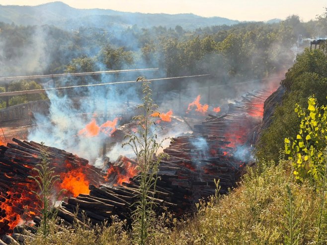 Veliki požar zahvatio skladište drvnih sortimenata firme "Elgrad" u Tesliću (FOTO)