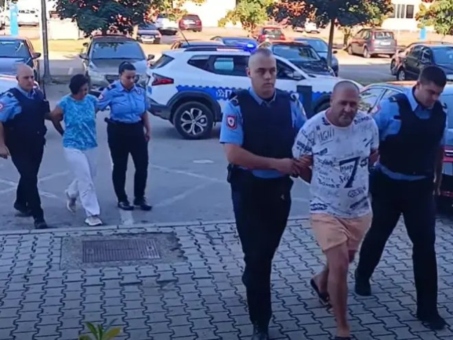 Lica osumnjičena da su protivpravno u stanu držali ženu i maloljetno dijete sprovedeni u Okružno javno tužilaštvo (VIDEO)