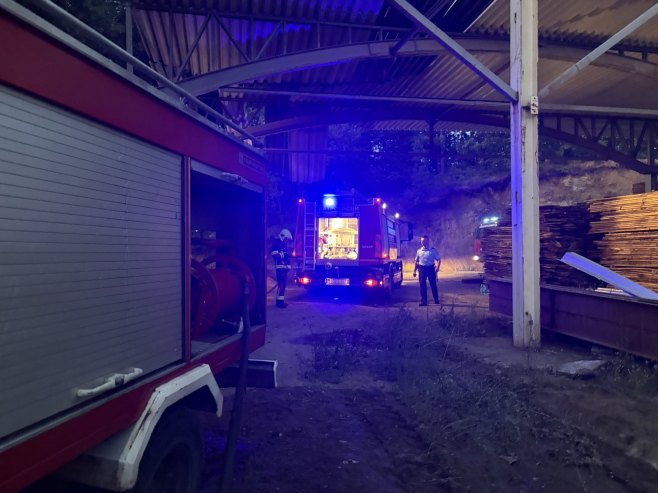Požar u krugu firme "Elgrad" u Donjem Rankoviću kod Teslića; Zatražena pomoć helikoptera (FOTO/VIDEO)