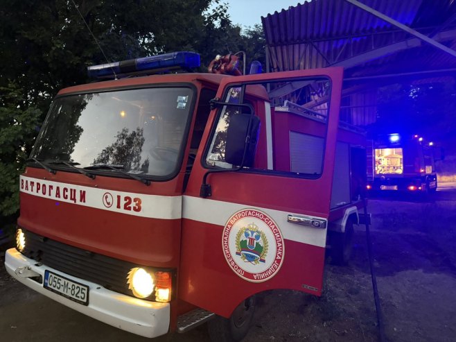 Požar u krugu firme "Elgrad" u Donjem Rankoviću kod Teslića (FOTO/VIDEO)